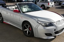 丰田凯美瑞索拉拉（SUV）标识为BMW E60 M5敞篷车