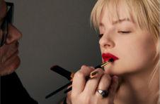 根据时尚最喜欢的化妆师，世界上34种最佳美容产品？