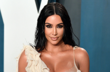 Kim Kardashian West刚刚将KKW Beauty的一部分出售给了Coty Inc