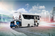 将玩具搬运工留在家里，并在带有内置车库的豪华房车中露营