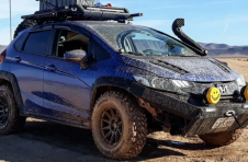 本田飞度越野车经过加利福尼亚矿山进行恐怖旅行