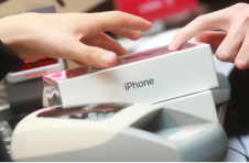 苹果的iPhone销售稳定，而第二季度全球智能手机销售下降20％