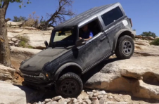 观看2021年福特野马在犹他州接受测试的极限