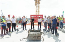 中建四局六公司保利集成金融中心主体结构喜封金顶