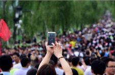 八天长假全国共接待国内游客6.37亿人次 同比恢复79%