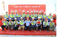 中建四局六公司金悦华府二期举行封顶仪式