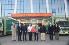 原济南军区空军司令员刘忠兴中将向爱国拥军优秀企业授牌