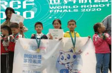 广州番禺两少儿摘世界机器人大赛创意编程一等奖