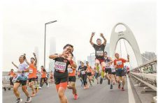 本年度世界最大规模全马赛事广州开跑 2万人参加