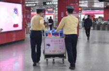 春运首日：广州地铁11座车站变身“暖冬驿站”