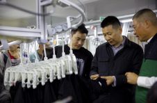 美邦服饰周成建陪同团队深入广东服装企业调研：正面困境，不离不弃！