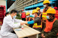 “建证雷锋精神，勇担央企使命” 中建四局六公司组织项目义诊活动