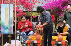 插柳踏青逛公园 春意盎然最天府