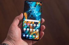 外国人点评华硕ZenFone 8：安卓版iPhone 12 mini
