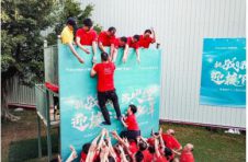 攀越“毕业墙”磨练信念，稳健医疗健康庆生