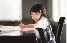 暑假眼科迎学生就诊高峰，低龄“小眼镜” 为啥这么多？