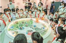 广州各中小学防疫不松懈 “双减”抓落实 学生：晚上9点就能睡了