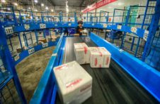 广东快递业务量突破200亿件，日均业务量约7000万件