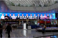 微众银行助企登大屏，科创企业家震撼亮相深圳宝安机场