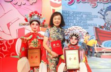 粤剧名家何丰仪白内障复光明，献上锦旗感恩佛山华厦张晓山院长