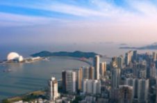 百年人寿河北任丘支公司开展慰问环卫工人活动