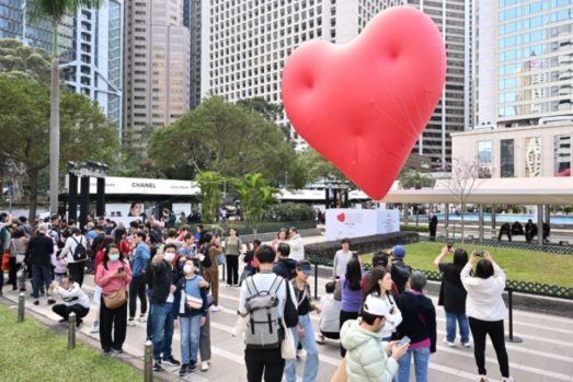 “胖胖心”巨型红心送上爱和正能量，揭开香港年度文艺盛事序幕